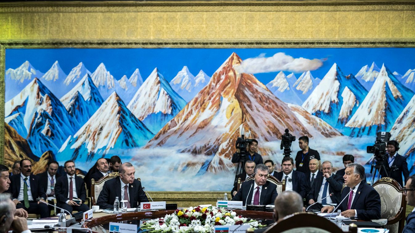 Csolpon-Ata, 2018. szeptember 3.
A Miniszterelnöki Sajtóiroda által közreadott képen Orbán Viktor miniszterelnök (szemben j) felszólal a türk nyelvű államok együttműködési tanácsának VI. ülésén a kirgizisztáni Csolpon-Atában 2018. szeptember 3-án. Mellett