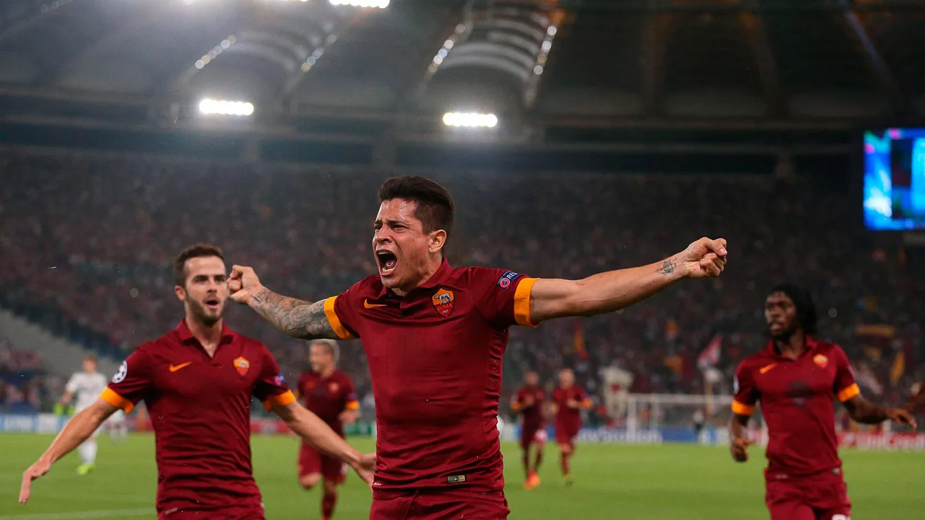Róma, 2014. szeptember 17.
Juan Manuel Iturbe, az olasz AS Roma játékosa (k) ünnepel, miután gólt lőtt az orosz CSZKA Moszkva csapatának a labdarúgó Bajnokok Ligája csoportkörében, az E csoport első fordulójában játszott mérkőzésen Rómában 2014. szeptembe