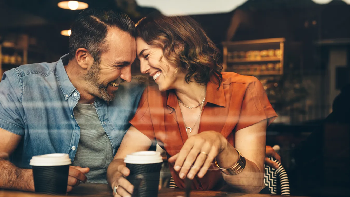 kávézó, fiatal pár, ismerkedés 