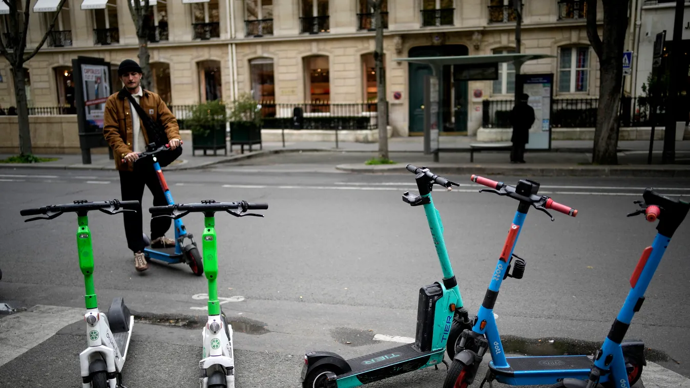 Párizs, 2023. március 31.
Elektromos rollert állít le egy férfi Párizsban 2023. március 31-én. Április 2-án a párizsi önkormányzat népszavazást tart az elektromos rollerek betiltásáról.
MTI/AP/Christophe Ena 