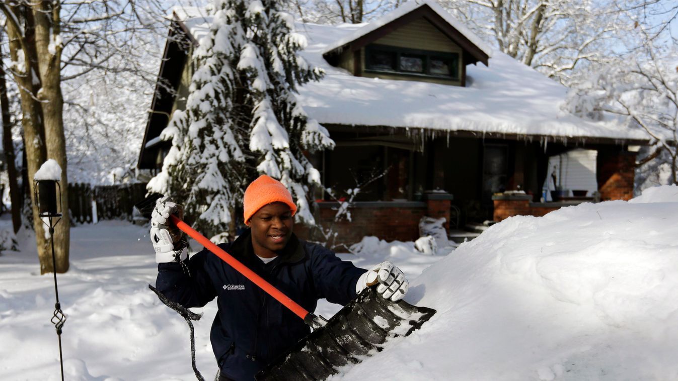 havazás, hideg, időjárás, egyesült államok, USA, Az autóját ássa ki a hóból egy férfi az Indiana állambeli Indianapolisban 2014. január 6-án 