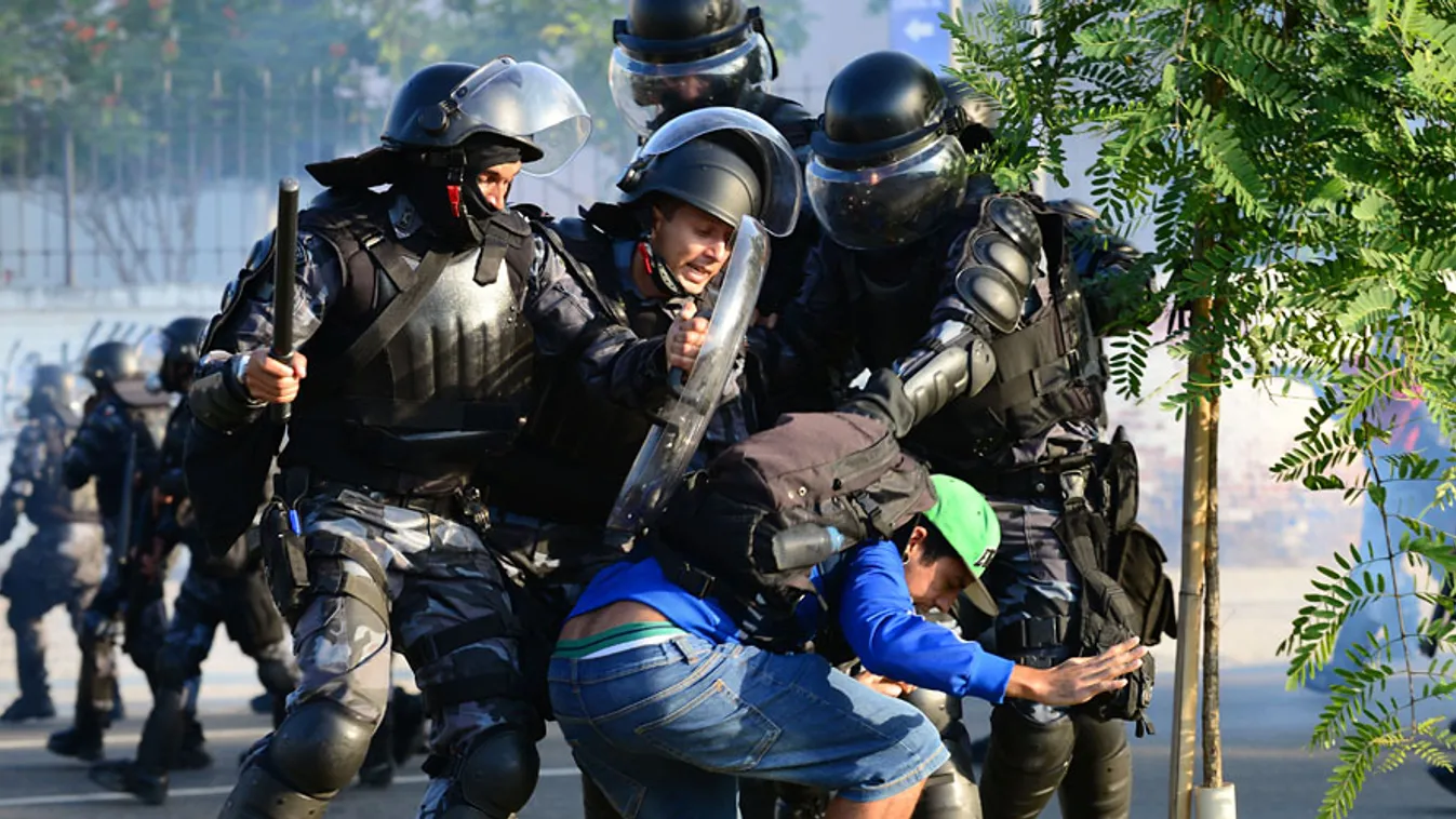 Tiltakozót vernek össze a rendőrök a Maracana stadion előtt, Konföderációs Kupa, Rio de Janeiro