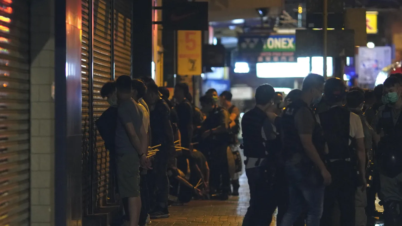 Hongkong, 2020. május 11.
Kormányellenes tüntetőket vesznek őrizetbe rendőrök Hongkongban 2020. május 11-én. A koronavírus-járvány miatt szüneteltetett tiltakozó megmozdulások újraindultak, miután a hatóságok engedélyezték a csoportosulásokat, de maximum 