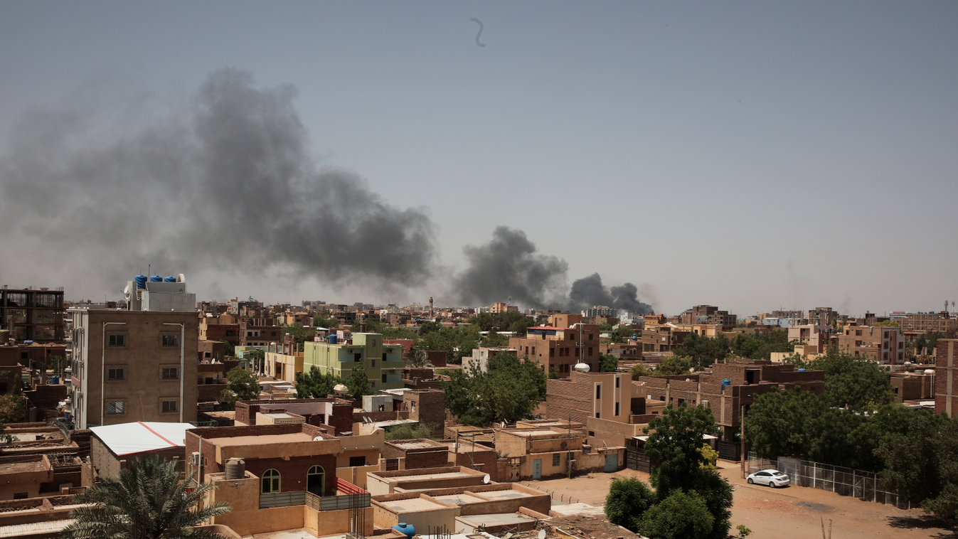 Kartúm, 2023. április 23.
Füst gomolyog a szudáni fővárosban, Kartúmban 2023. április 22-én. A hadsereg és a rivális félkatonai erők közötti fegyveres harcok több mint egy hete tartanak Szudánban. Több ország, köztük Franciaország és Spanyolország megkezd