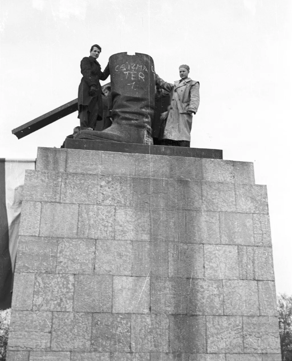 1956 október 23
Budapest XIV.
Ötvenhatosok tere (Sztálin tér), a Sztálin szobor maradványa.
Csizma tér 