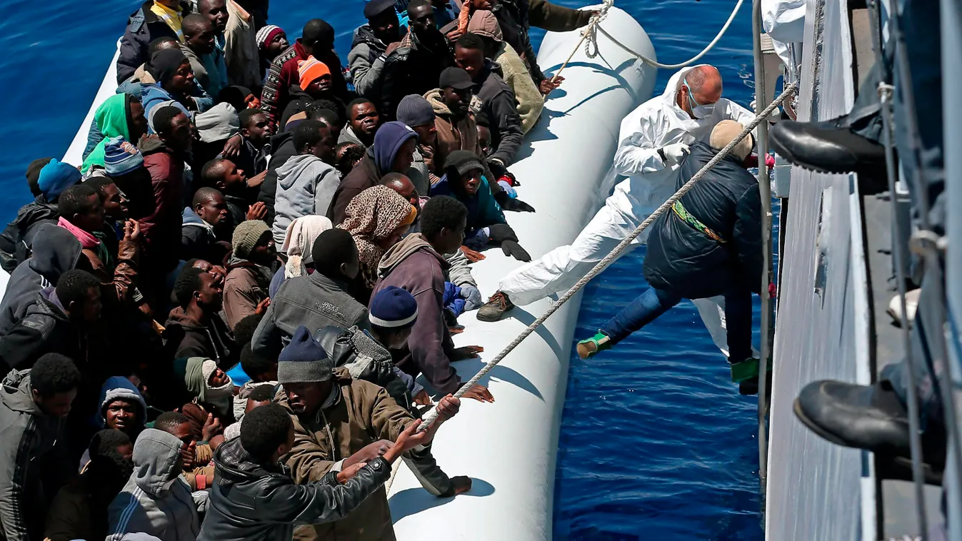 Földközi-tenger, 2015. április 23.
Illegális bevándorlókkal teli mentőcsónak érkezik az olasz pénzügyőrség Denaro hajójához a Földközi-tengeren Olaszország partjainál 2015. április 22-én.  (MTI/EPA/Alessandro Di Meo

http://www.origo.hu/nagyvilag/20150422