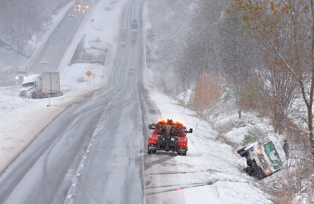 Áprilisi havazás az Egyesült Államokban  
  ÁLTALÁNOS KULCSSZÓ baleseti helyszín ÉVSZAK FOTÓ FOTÓTÉMA havas IDŐJÁRÁS KÖZLEKEDÉSI LÉTESÍTMÉNY tavasz út vontatóautó 