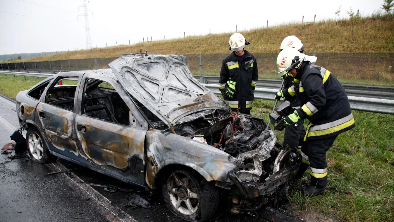 Nagykanizsa, 2014. július 22.
Kiégett személyautó mellett dolgoznak tűzoltók az M7-es autópályán Nagykanizsánál 2014. július 22-én. Az autó a 208-as kilométernél, a Budapest felé vezető oldalon megcsúszott, majd a szalagkorlátnak ütközött és kigyulladt. A