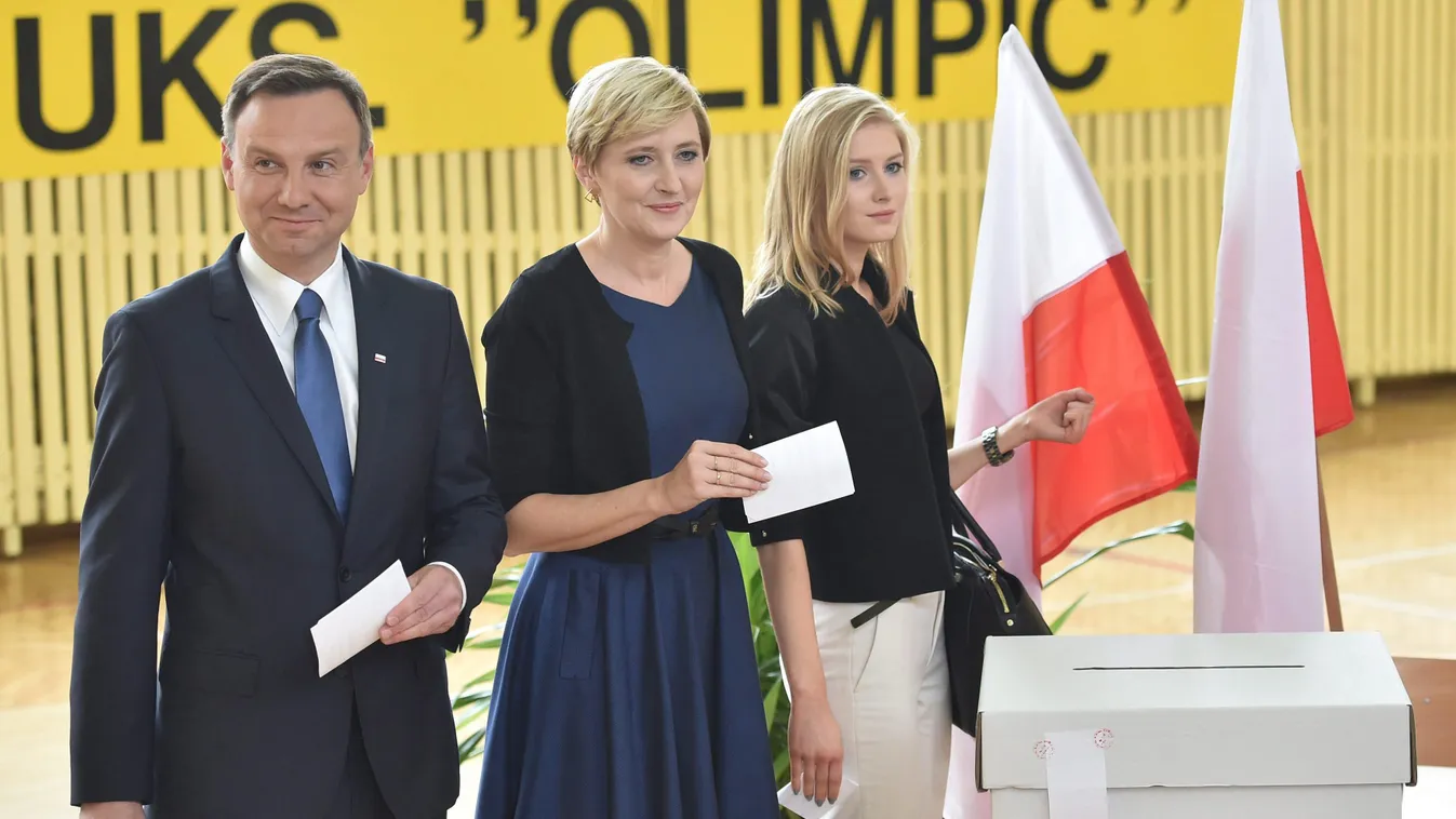 Krakkó, 2015. május 24.
Andrzej Duda, az ellenzéki Jog és Igazságosság (PiS) párt elnökjelöltje (b) neje, Agata Kornhauser-Duda és lánya, Kinga Duda társaságában leadja szavazatát egy krakkói szavazóhelyiségben 2015. május 24-én, a lengyel elnökválasztás 