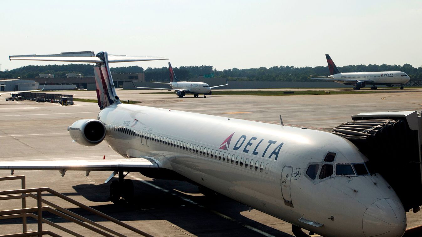 Horizontal A Delta airline planes are seen at the Hartsfield-Jackson Atlanta International airport on July 17, 2015. AFP PHOTO/ ANDREW CABALLERO-REYNOLDS / AFP PHOTO / Andrew Caballero-Reynolds 