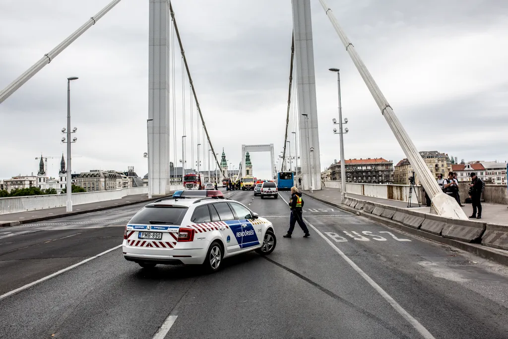 Felmászott valaki az Erzsébet híd pillérére a rendőrség lezárta a hidat 