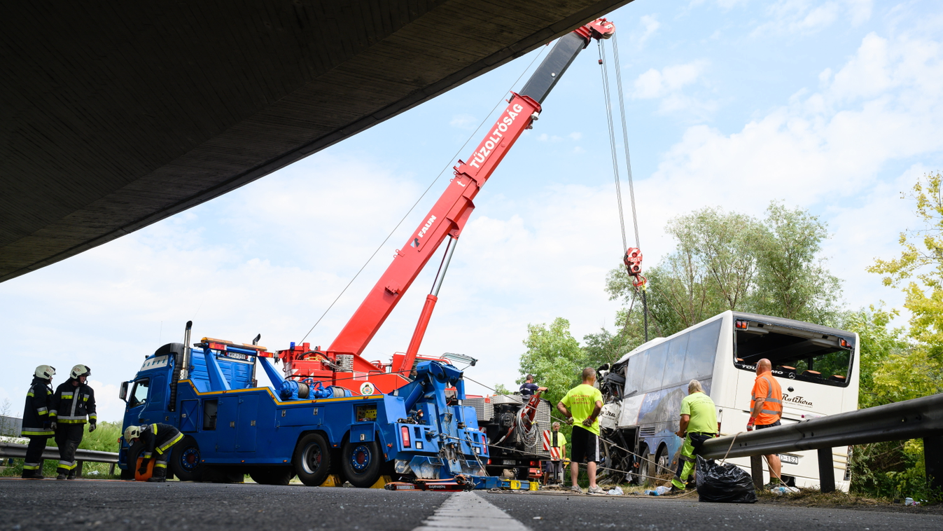 busz, baleset, M7, autópálya, sérült, halott, Felborult egy busz az M7-esen, nyolc ember meghalt, autóbusz az M7-es autópálya Szabadbattyán A buszon Horvátországban nyaraló magyar turisták utaztak. 