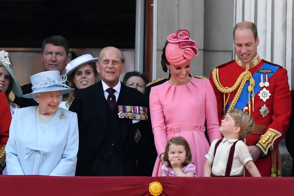 Fülöp edinburgh-i herceg, Prince Philip, Duke of Edinburgh, II. Erzsébet brit királynő férje, angol, 2021.02.21. grrr   TOPSHOTS Horizontal ROYAL FAMILY GROUP PICTURE QUEEN PRINCE CHILD CEREMONY BALCONY 