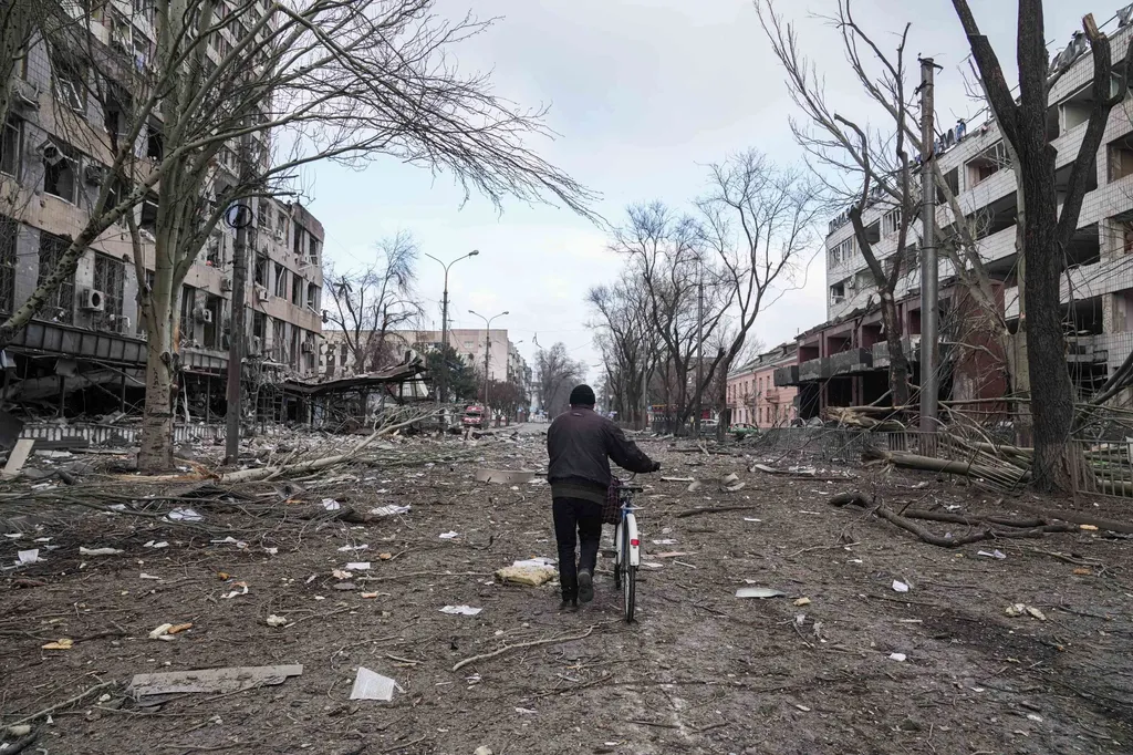 Ukrán válság 2022, orosz, ukrán, háború, Ukrajna, Mariupol romok, üres utca, romos utca 