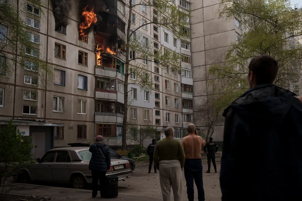 Ukrán válság 2022, orosz, ukrán, háború, Ukrajna, Harkov, épület, láng, lángol, szétlőtt, találat, rakéta 