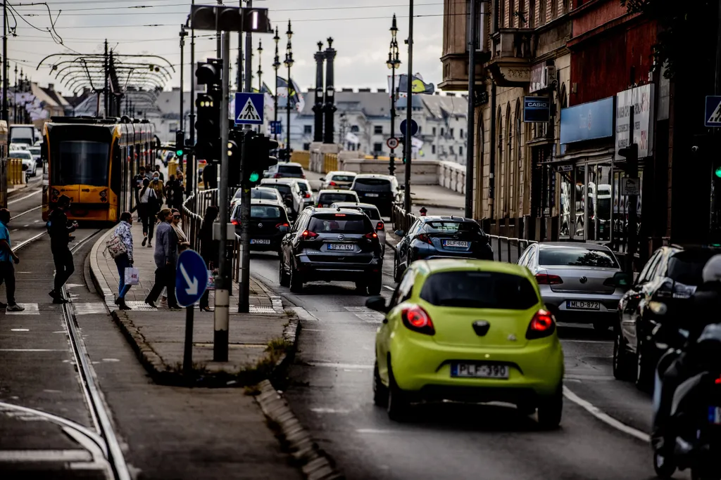 dugó, közlekedés, forgalom, autó, belváros, Budapest, budai rakpart, Margit híd, 2021.09.01. 