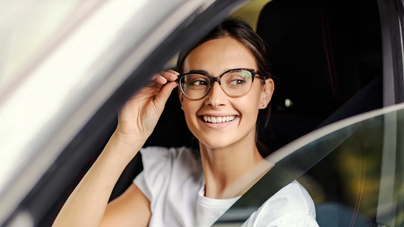Szemüveges autóvezető, szemüveg, vezetés, sofőr, autó, szemüvegben vezetés, illusztráció 
