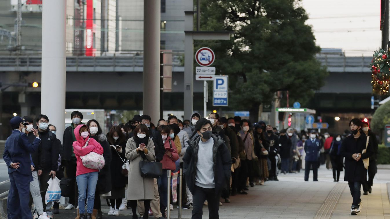 Tokió, 2020. december 10.
Védőmaszkos gyalogosok egy tokiói pályaudvaron 2020. december 10-én. A japán fővárosban rekordot döntött a napi új koronavírusos megbetegedések száma, a tokiói kormányzat 600 új koronavírus-fertőzöttről adott hírt, ez a legmagasa