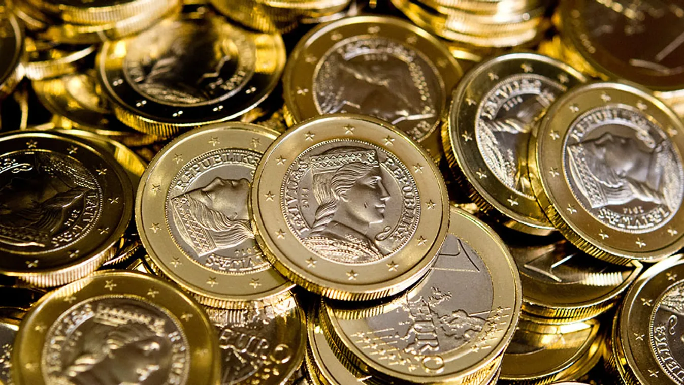 Az első, Lettország számára készített 1 eurós érmék egy stuttgarti pénzverdében 2013. július 31-én