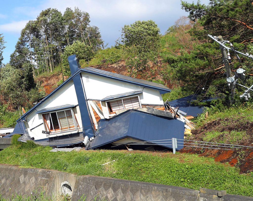 Acuma, 2018. szeptember 6.
A pusztítás nyomai a Japán legészakibb nagy szigetén, Hokkaidón történt nagy erejű földrengést követően Acumában 2018. szeptember 6-án. A rengés okozta földcsuszamlásokban több mint harmincan eltűntek, a japán híradások 120-ra teszik a sérültek számát. A földrengés miatt megszakadt a 3 millió hokkaidói háztartás szinte mindegyikének áramellátása, és egy atomerőmű hűtését átmenetileg tartalék generátorokkal kell biztosítani. (MTI/EPA/Jiji Press) 