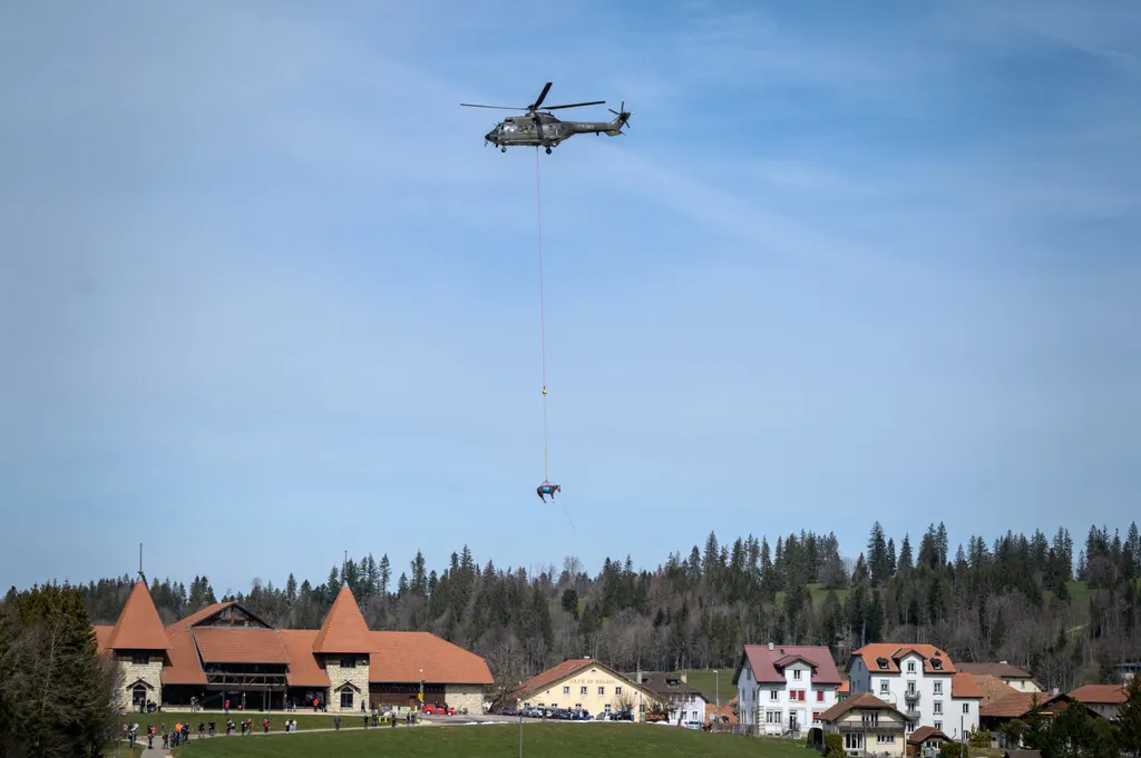 svájci légierő, helikopterrel szállítják a lovakat, galéria 