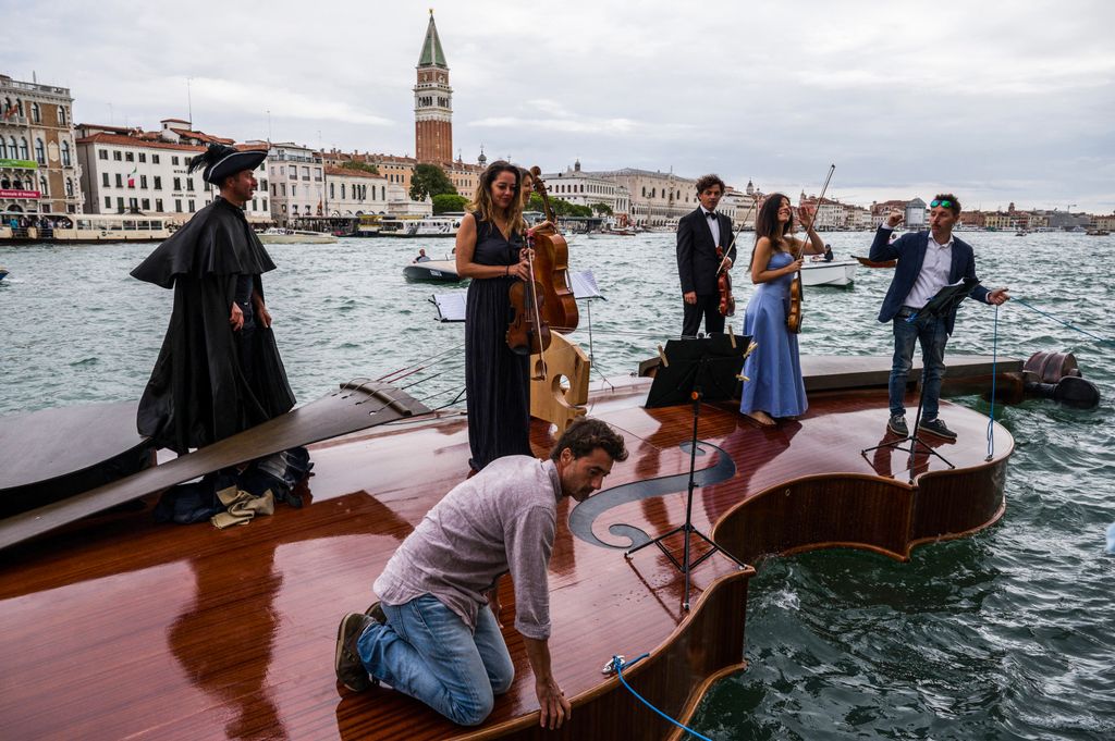Hatalmas úszó hegedű, koncert, Velence, galéria, 2021 