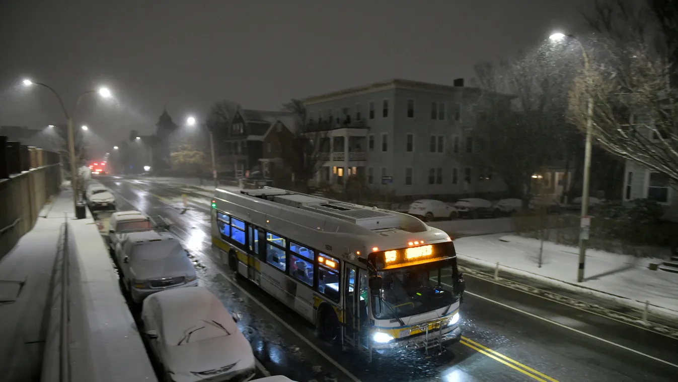 Somerville, 2022. január 29.
Busz halad a sűrű hóesésben a Massachusetts állambeli Somerville-ben 2022. január 29-én hajnalban. Heves hóviharra - erős szélre, fagyos hidegre és mintegy 60 centiméter hóra - készülnek szombaton az Egyesült Államok északkele