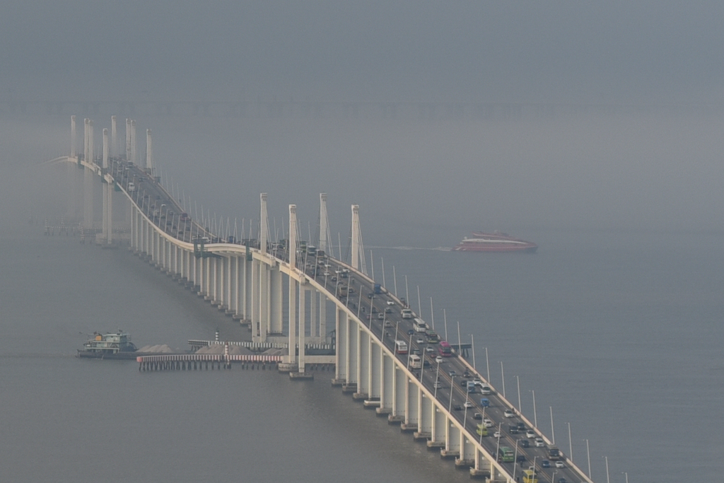 Dense fog rolls into Macau, dropping visibility China Chinese Macao Macau fog dense 