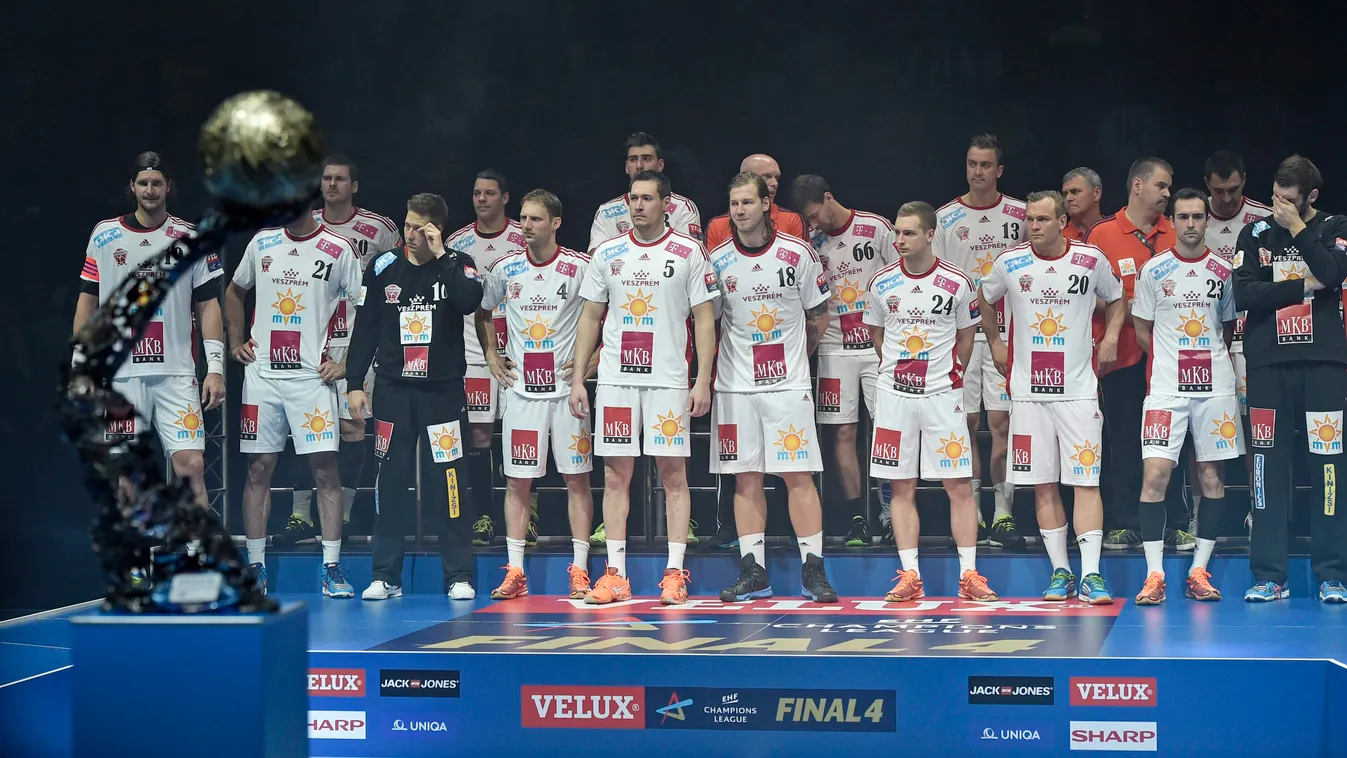 Köln, 2015. május 31.
A második helyezett MKB-MVM Veszprém csapata a férfi kézilabda Bajnokok Ligája eredményhirdetésén a kölni Lanxess Arénában 2015. május 31-én. (MTI/AP/Martin Meissner) 