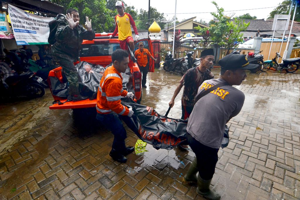 Horizontal Rescuers carry body bags of victims to a makeshift mortuary in Carita on December 23, 2018, after the area was hit by a tsunami on December 22 following an eruption of the Anak Krakatoa volcano. - A tsunami following a volcanic eruption killed 