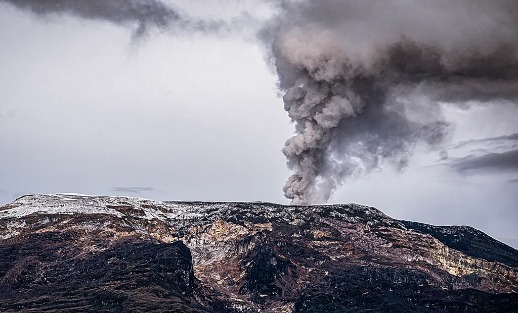 Nevado del Ruiz tűzhányó, Vulkánkitörés Kolumbia, veszély, figyelmeztetés,  volcano ash cloud Horizontal ASH SMOKE VOLCANO ERUPTION 