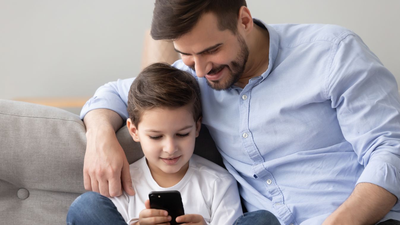Az okostelefon már az alsósok életébe is beszivárog - Így adj gyermeked kezébe mobilt! 