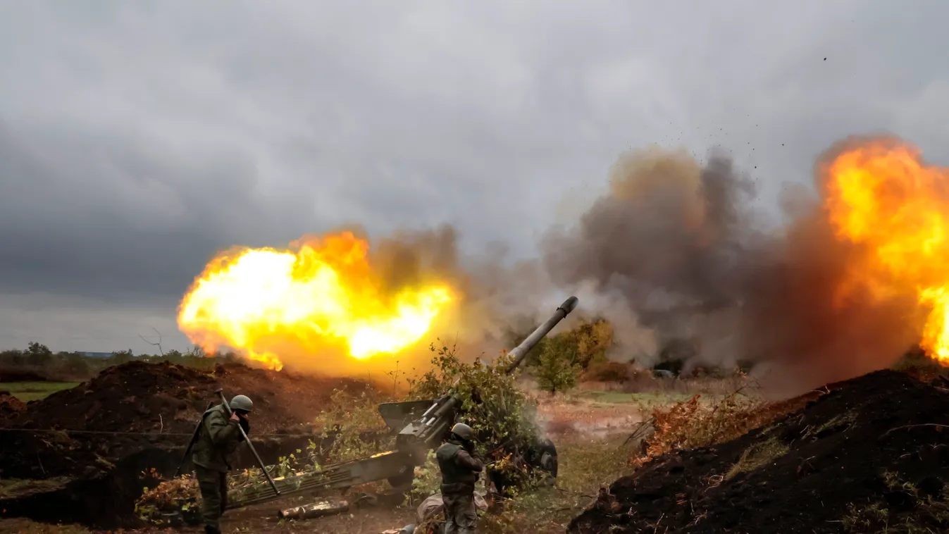 Donyecki régió, 2022. október 11.
Orosz katonák egy 152 mm-es 2A36 Giatsint-B tarackágyúval lőnek ukrán célpontokra a kelet-ukrajnai donyecki régióban 2022. október 11-én.
MTI/AP/Alekszej Alekszandrov 