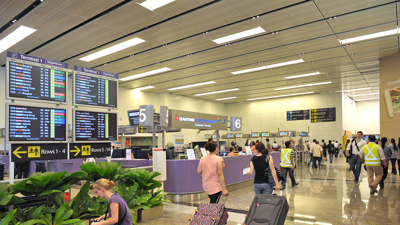 Utasok a szingapúri Changi Repülőtéren 