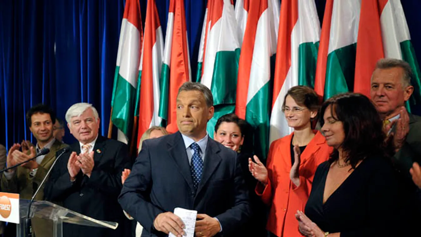 Orbán Viktor, a Fidesz elnöke távozik az európai parlamenti választásokat követő sajtótájékoztóról