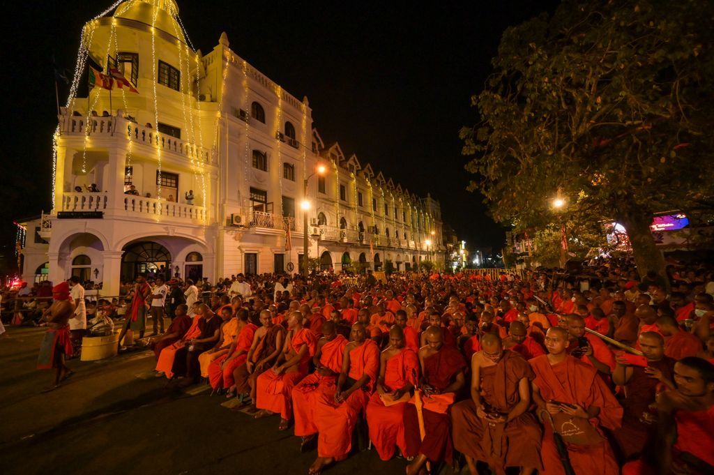 Kandy Esala Perahera, Sri Dalada Perahara, fesztivál, Kandy, A Fog Fesztiválja, július és augusztus, Srí Lanka, történelmi körmenet, évente rendezik meg, Buddha, Szent Fog-ereklye, 2023. 08. 29. 