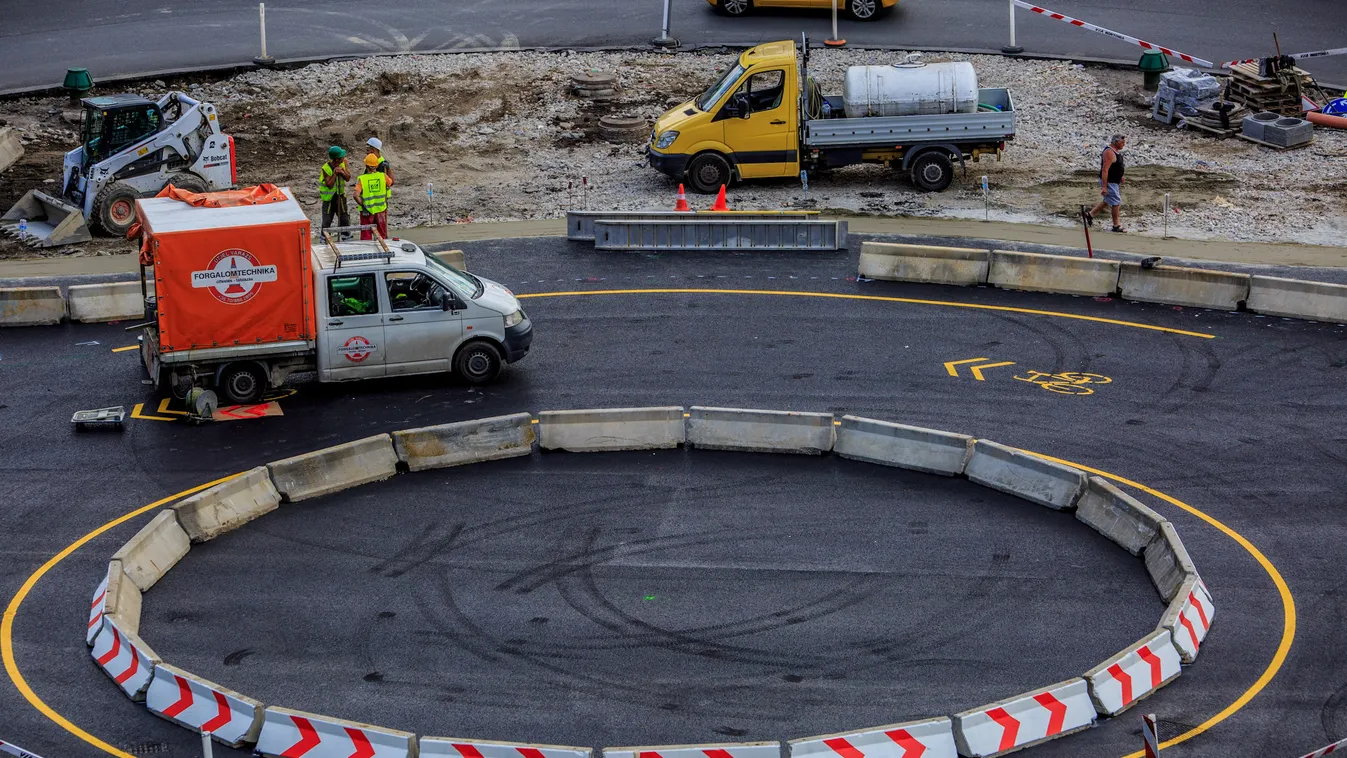 Clark Ádám tér, Budapest , körforgalom, virág,kerékpárút, biciklisáv,  - a tönkretett, lebetonozott virágágyás, a körforgalom közepére festett biciklisáv, 2021.06.11. 