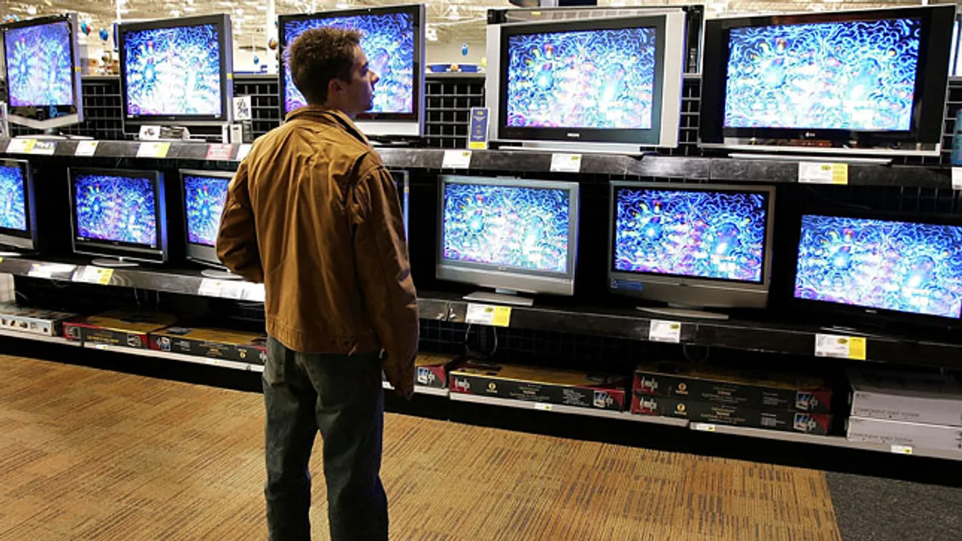 tévévásárlás, milyen tévét vegyünk a digitális átállás után, ha nem akarunk set top boxot használni, vevő egy amerikai áruházban 