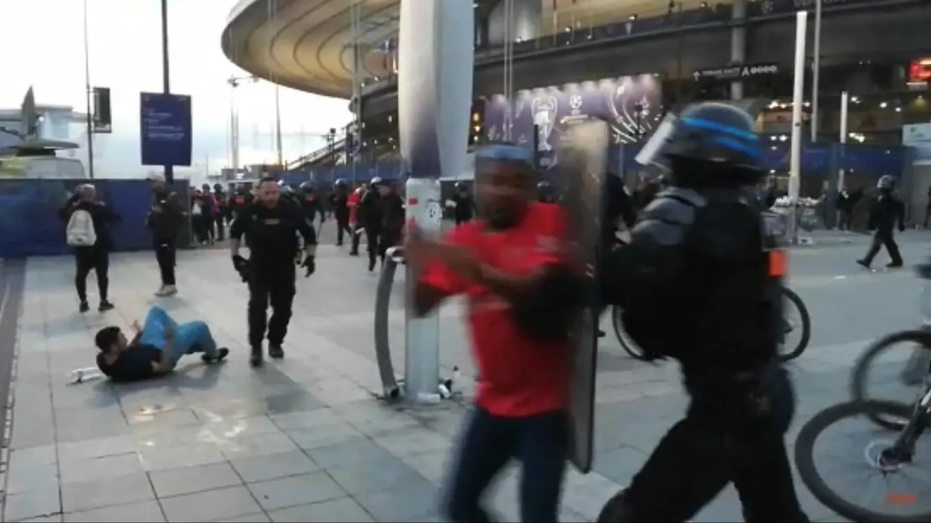 Stade de France, meccs, futball, labdarúgás, UEFA-bajnokok ligája, szurkolók, Párizs, várakoznak, bejutás, kerítés 