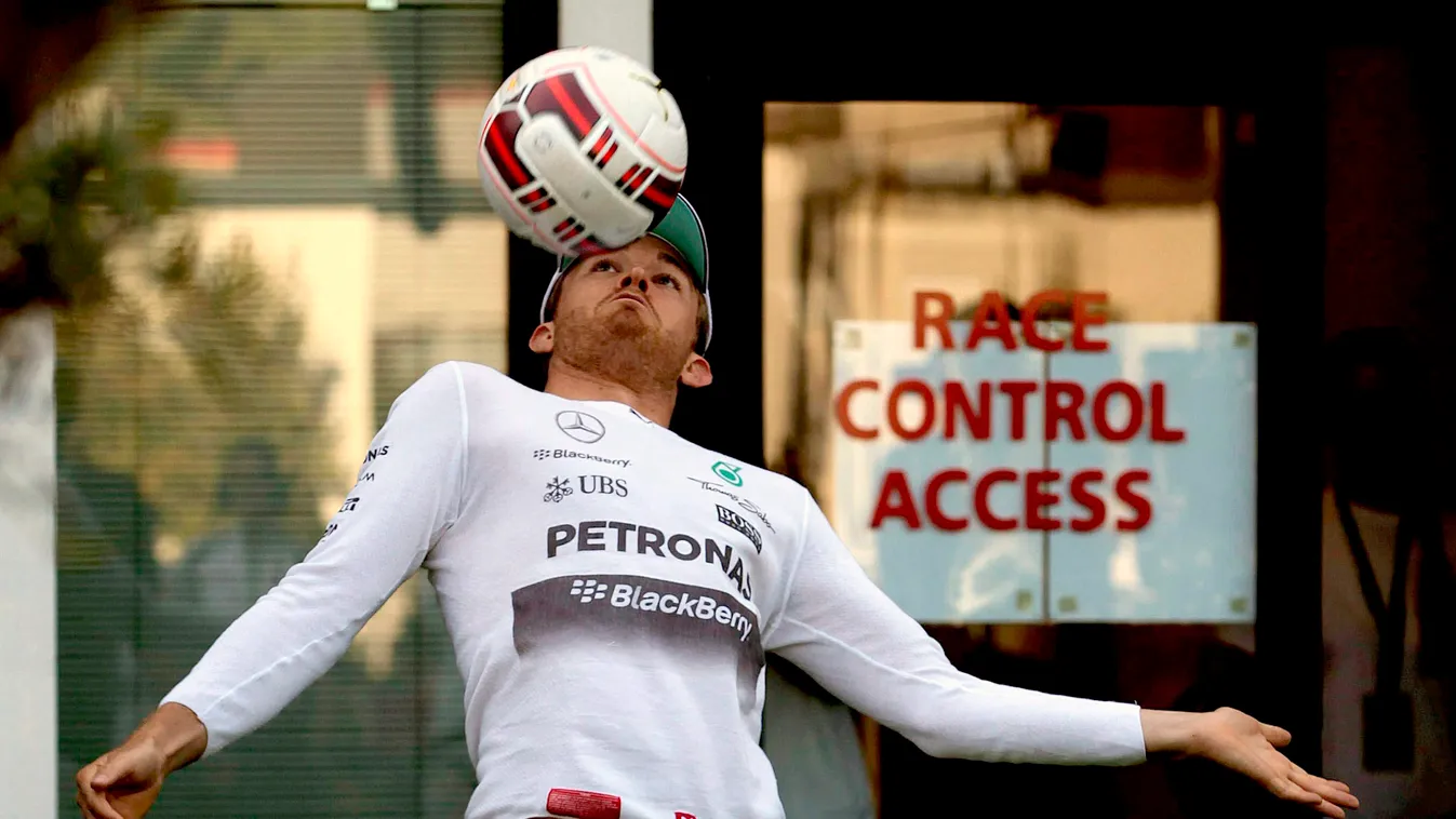 Rosberg, Nico Montmelo, 2015. május 8.
Nico Rosberg, a Mercedes német versenyzője egy focilabdával a Forma-1-es autós gyorsasági világbajnokság Spanyol Nagydíjának első szabadedzése előtt a Barcelona melletti montmelói pályán 2015. május 8-án. A futamot m