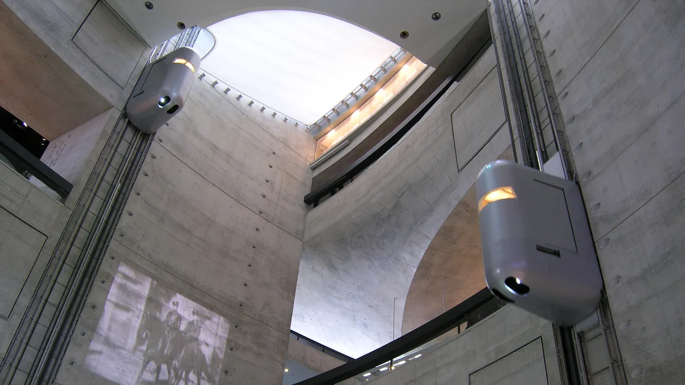 Aufzug im Mercedes-Benz-Museum lift 