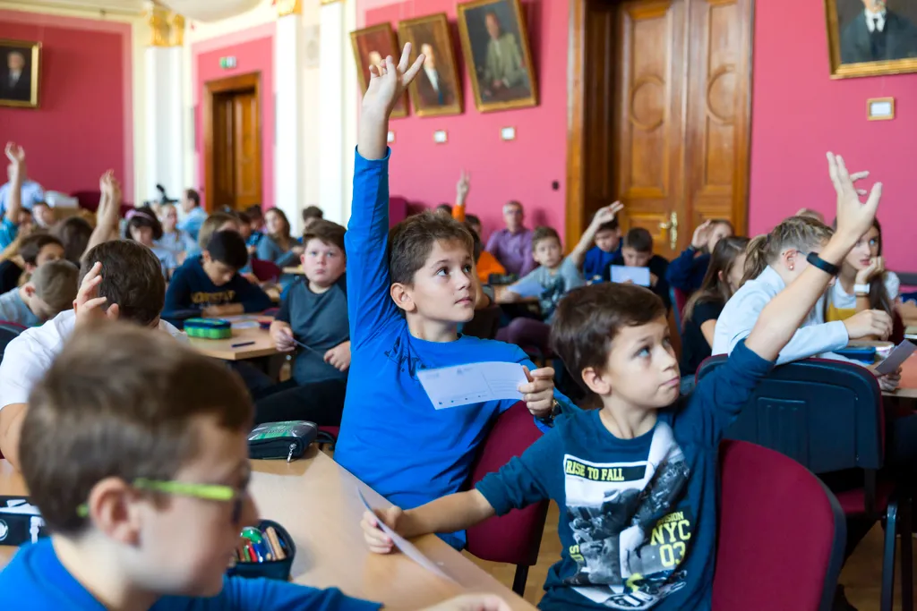 Budapest, 2018. szeptember 25.
A Világ legnagyobb tanórája elnevezésű rendezvény a Fasori Evangélikus Gimnáziumban 2018. szeptember 25-én. A tanórát az ENSZ szakértői által írt és javasolt óravázlat alapján tartották.
MTI Fotó: Mohai Balázs 