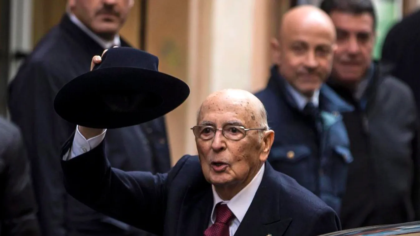NAPOLITANO, Giorgio Róma, 2015. január 14.
Giorgio Napolitano olasz államfő megemeli kalapját, amint hazaérkezik a római államfői rezidenciáról, a Quirinale-palotából Rómában 2015. január 14-én. A 89 éves Napolitano előrehaladott kora miatt ezen a napon l