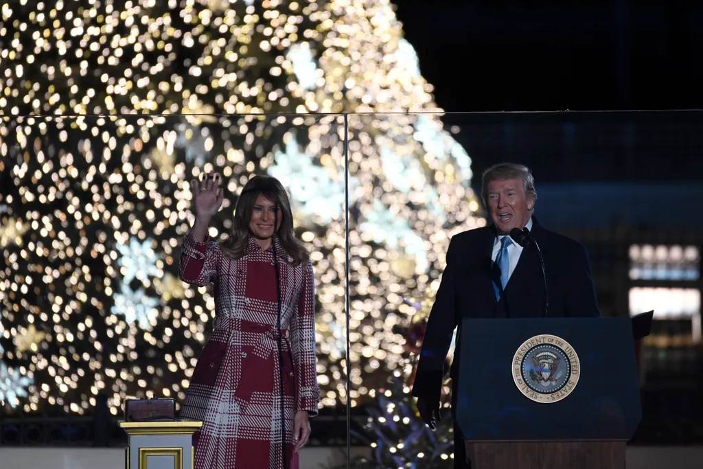 TRUMP, Donald Washington, 2019. december 6.
Donald Trump amerikai elnök és a felesége, Melania Trump az ország karácsonyfája fényeinek ünnepélyes felkapcsolásán a washingtoni Fehér Ház közelében elterülő Ellipse parkban 2019. december 5-én.
MTI/AP/Susan W