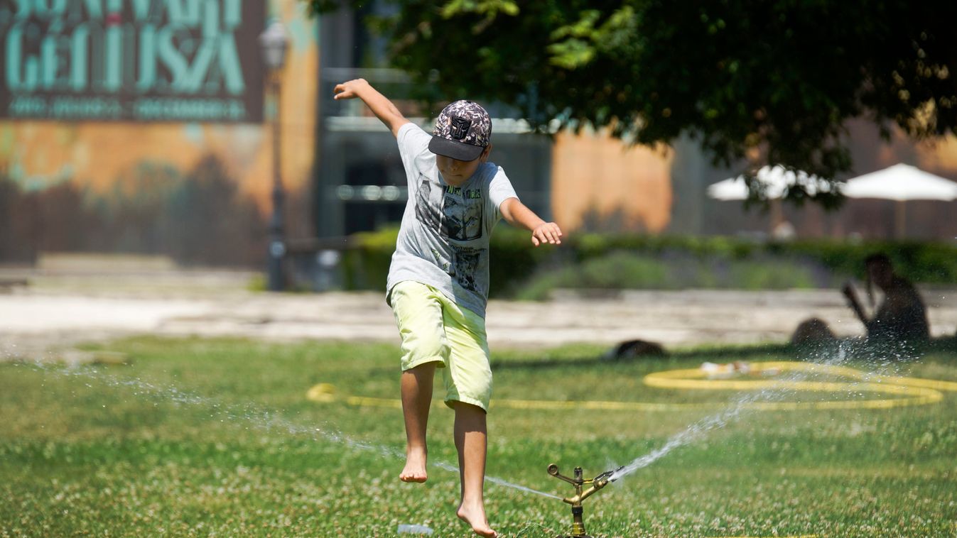 Budapest, 2015. július 6.
Locsolórendszer vízsugarával hűti magát egy kisfiú a budai Várban 2015. július 6-án. Az országos tiszti főorvos július 4-től július 8-án éjfélig hőségriadót rendelt el, mert ebben az időszakban eléri vagy meghaladja a napi középh