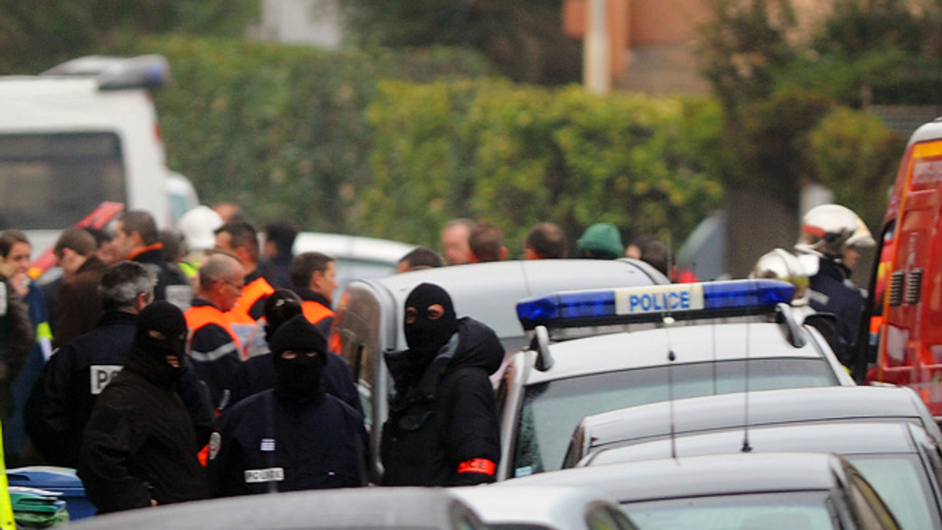 Lövöldözés Toulouse-ban, franciaország, egy férfi többeket meggyilkolt egy zsidó iskola előtt, kommandósok a körbezárt toulouse-i ház közelében 