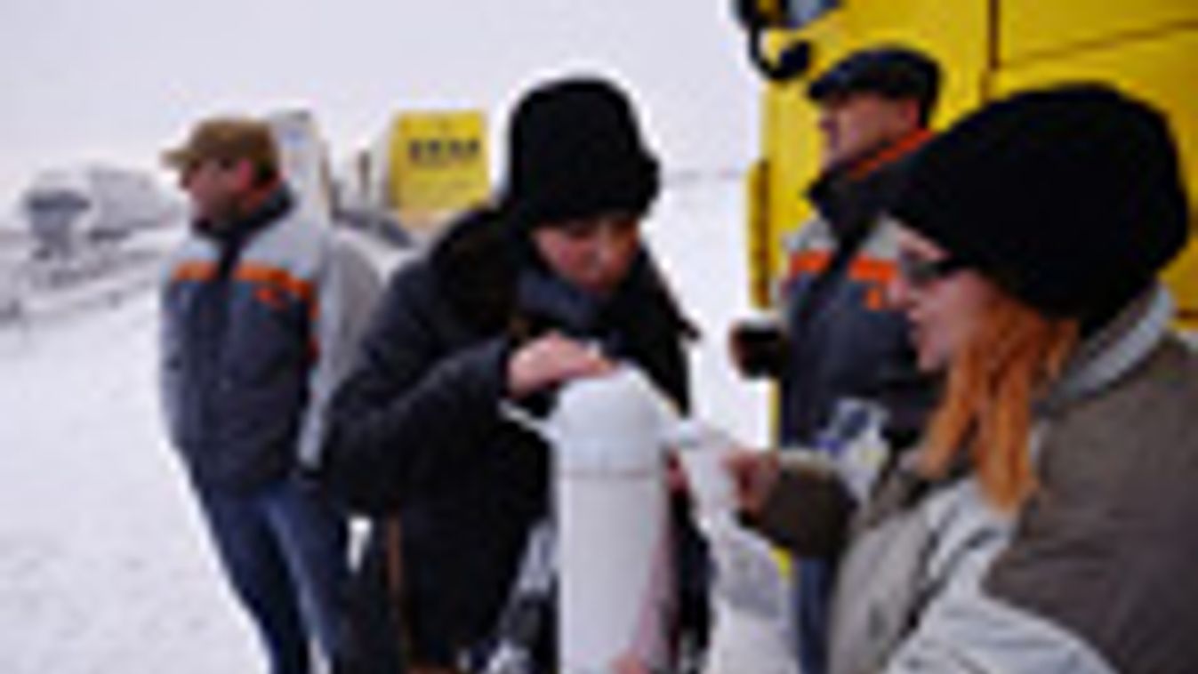 hó, hófúvás, Önkéntes helyiek teát osztanak az M1-es autópályán Tata közelében
