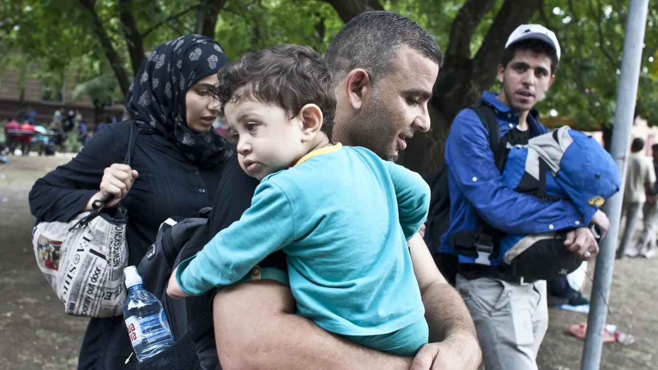 Szerbia, Magyarkanizsa város központjából Magyarország
felé induló szír menekültek.
(migránsok, menekültek, határ) 