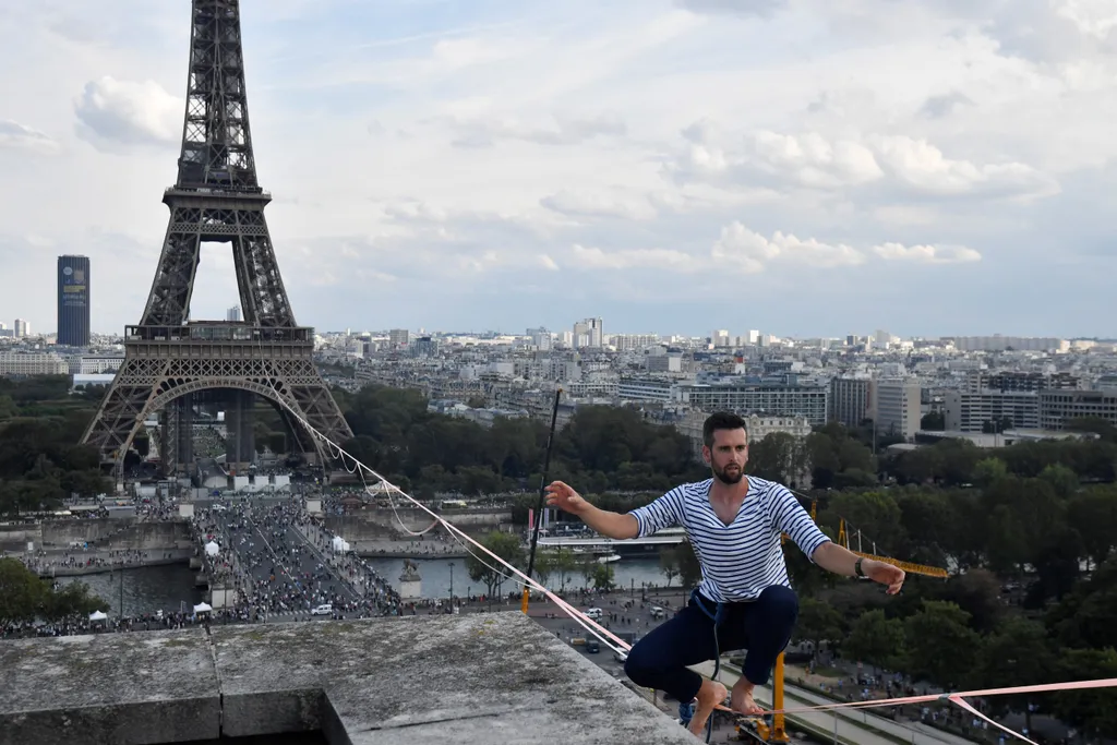 Francia kötéltáncos Párizs felett 