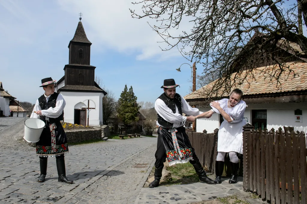 Locsolkodás Hollókőn 